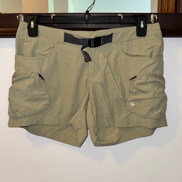 Columbia Pants - Columbia Women's Cross On Over Cargo Omni-Wick Khaki Shorts Size Small